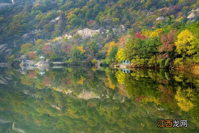 水天一色的嵖岈山宛如一幅水墨画卷