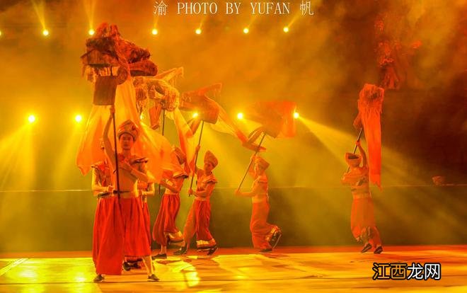 中国最大溶洞，里面能开飞机，可供20台卡车并行，可容7亿人生活