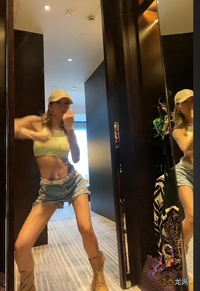 李玟晒酒店热舞视频!穿露脐装秀一身肌肉,百万包包随意放地上