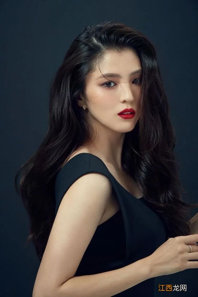 女生在化一种很新的妆：浓妆淡化