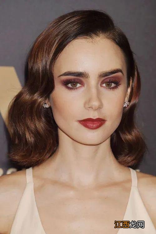 女生在化一种很新的妆：浓妆淡化
