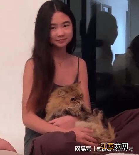 吴速玲离婚后首晒儿女照，12岁女儿穿吊带蛮腰纤细，成熟像黄多多