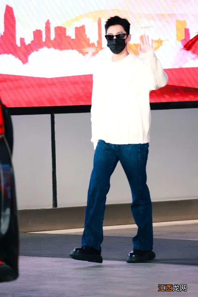 男星街拍 | 阿瑟一笑变呆萌少爷，小贝这身也太大佬了吧！