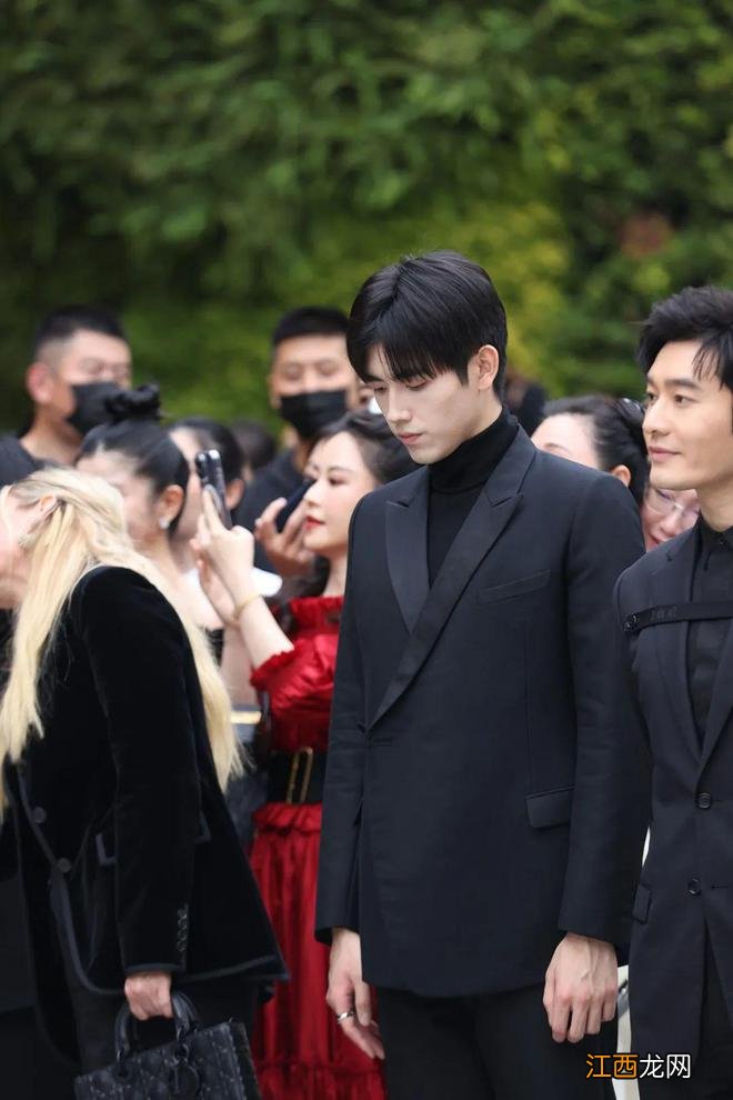 男星街拍 | 阿瑟一笑变呆萌少爷，小贝这身也太大佬了吧！