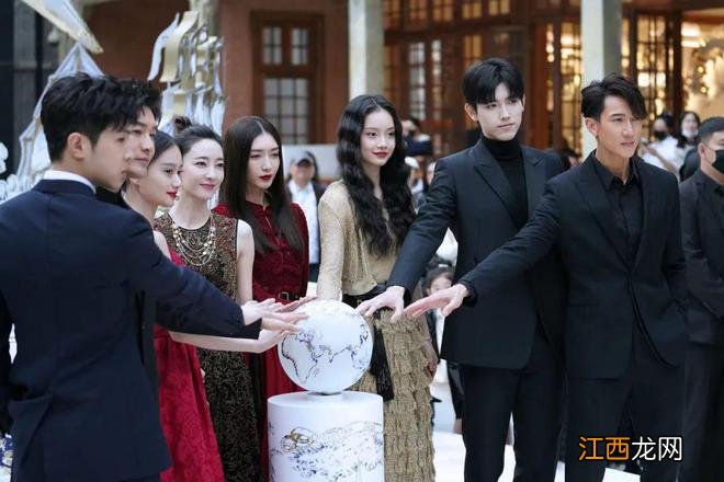 男星街拍 | 阿瑟一笑变呆萌少爷，小贝这身也太大佬了吧！