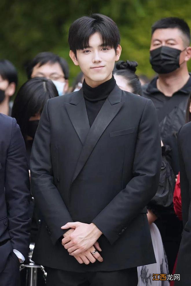 男星街拍 | 阿瑟一笑变呆萌少爷，小贝这身也太大佬了吧！