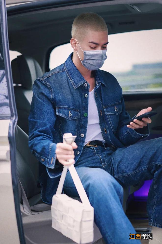 男星街拍 | 阿瑟一笑变呆萌少爷，小贝这身也太大佬了吧！