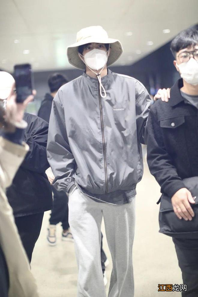 男星街拍 | 阿瑟一笑变呆萌少爷，小贝这身也太大佬了吧！