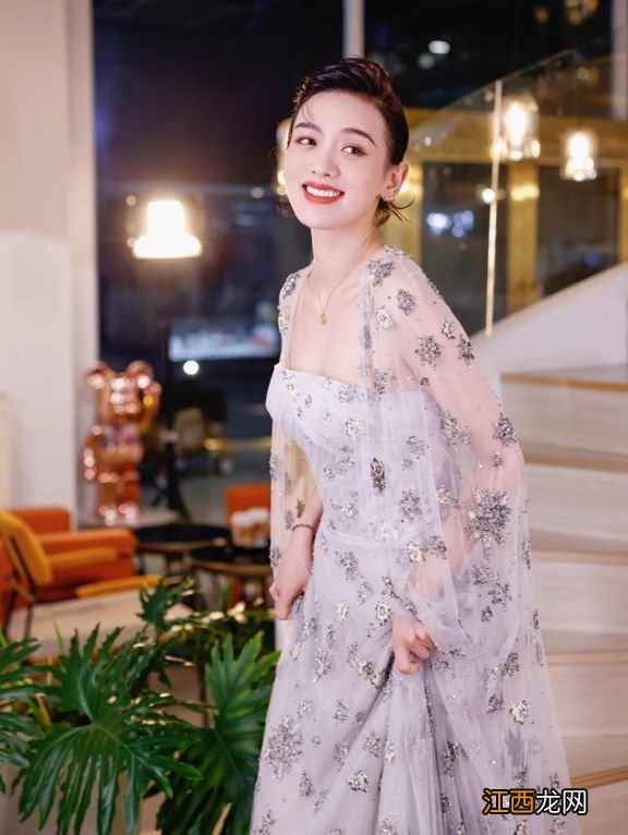 李晓峰罕晒单人婚纱美照，与刘恺威情侣手绳超吸睛