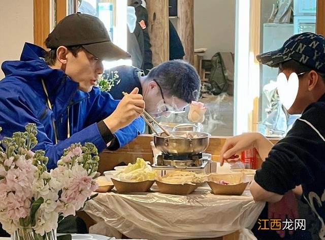 吴磊背着一个丑包包游逛大理，网友：真是没有偶像包袱