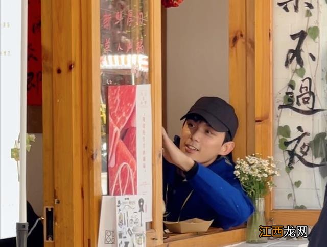 吴磊背着一个丑包包游逛大理，网友：真是没有偶像包袱