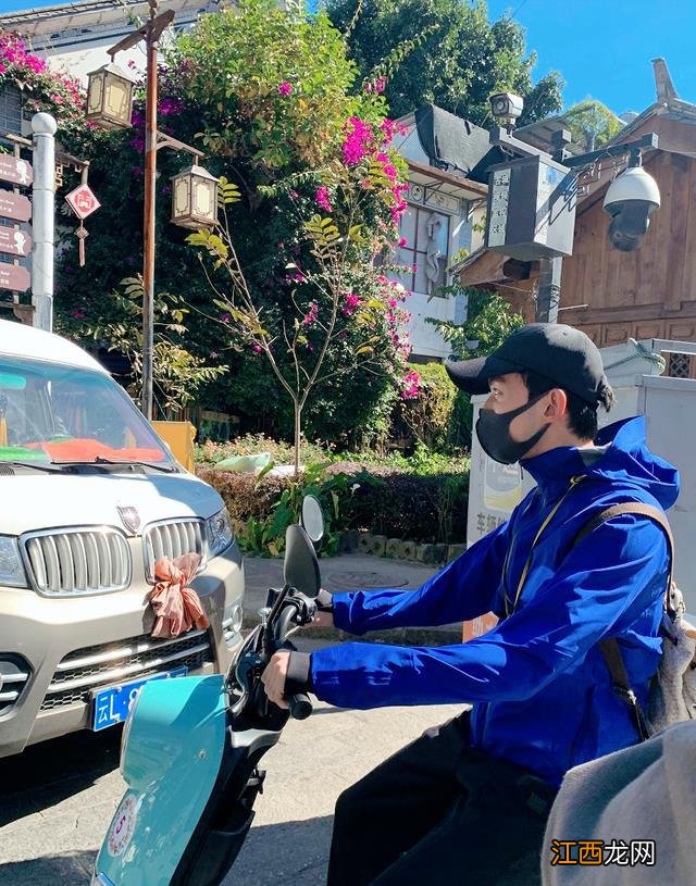 吴磊背着一个丑包包游逛大理，网友：真是没有偶像包袱