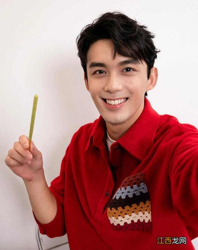 吴磊背着一个丑包包游逛大理，网友：真是没有偶像包袱