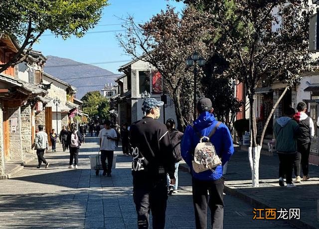 吴磊背着一个丑包包游逛大理，网友：真是没有偶像包袱