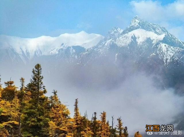 墨脱多雄拉雪山层林尽染如披上五彩衣