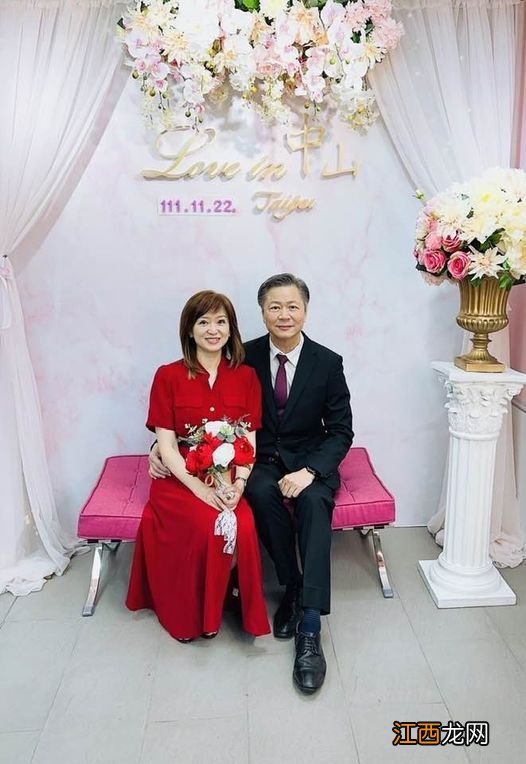 新闻美女主播官宣二婚！一身红裙嫁64岁教授，甜撒狗粮难掩幸福