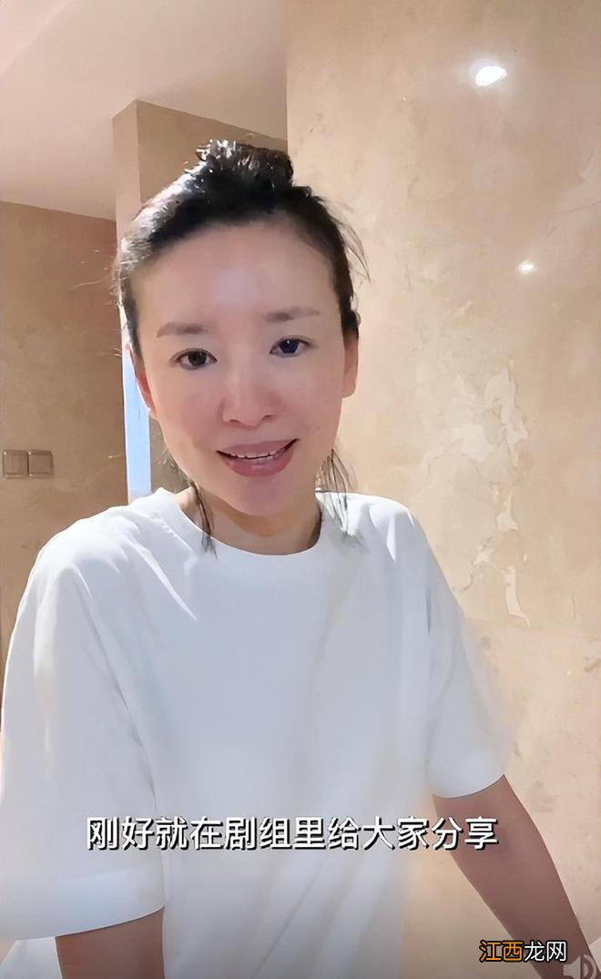 42岁董洁素颜浴室化妆!皮肤过敏脸颊泛红,嘴角长一颗痘太真实