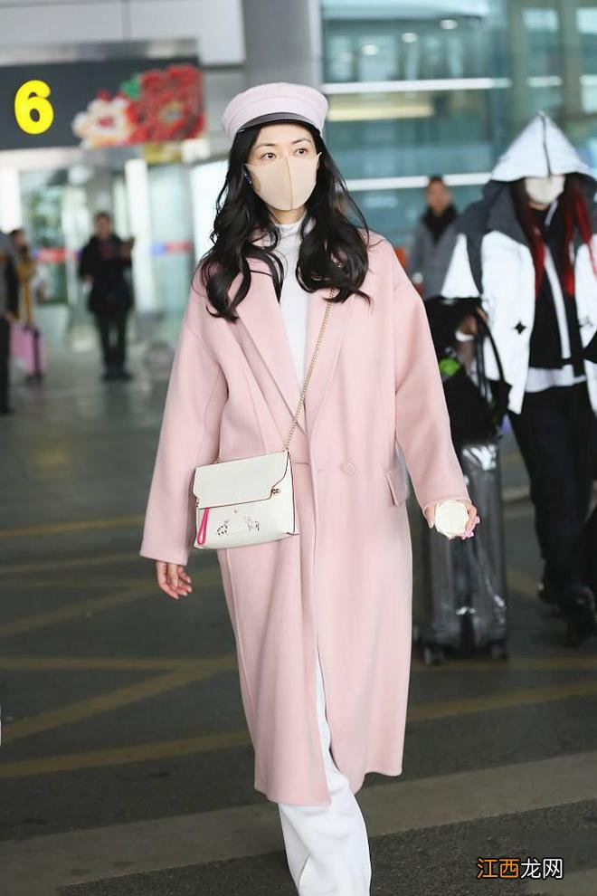 韩雪这回穿得够嫩，白衬衫配牛仔装似学生妹，一双“漫画腿”抢镜