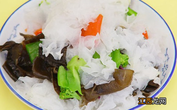 白木耳的功效作用有什么？凉拌黑白木耳怎么做？