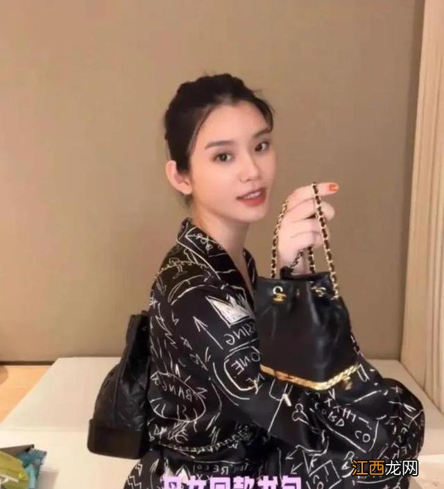 奚梦瑶首晒母女同框照，直呼被女儿萌化，Romee脸蛋肉嘟嘟超可爱