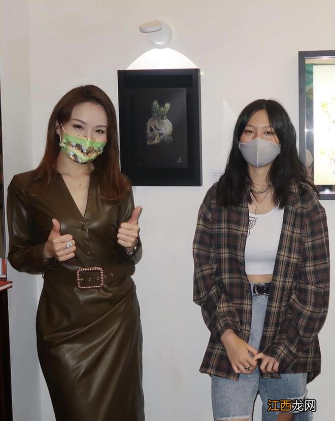 张学友17岁小女儿罕见露脸，与知名画家联名办画展，长相像罗美薇