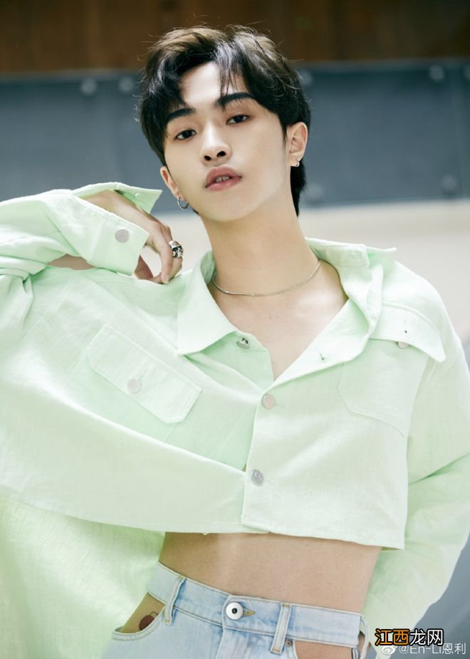 伊能静儿子哈利晒写真,穿露腰装个性十足,男装造型超养眼