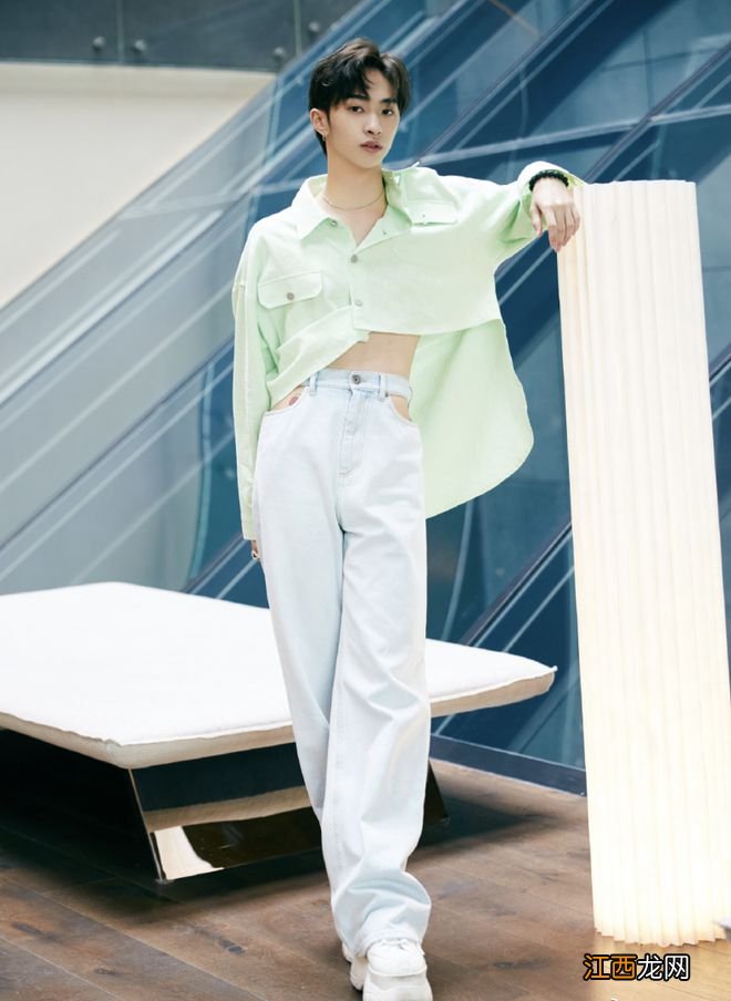 伊能静儿子哈利晒写真,穿露腰装个性十足,男装造型超养眼