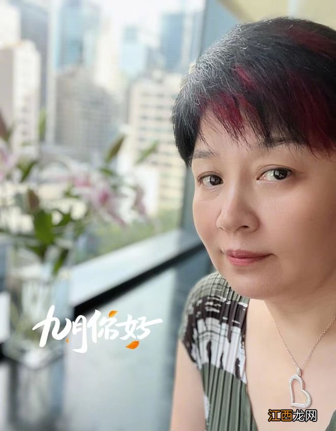 李咏妻子哈文在美国看画展,化大红唇显富态,女儿素颜美貌更像爸