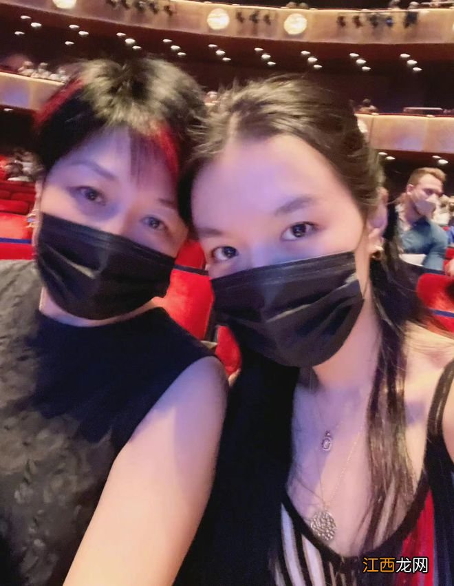 李咏妻子哈文在美国看画展,化大红唇显富态,女儿素颜美貌更像爸