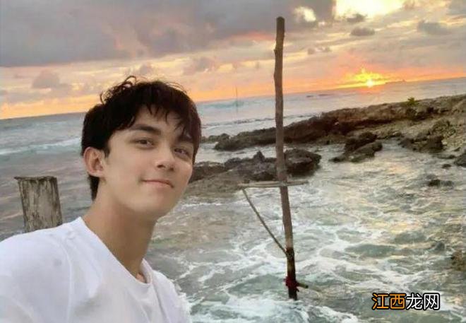 吴磊外滩散步被偶遇,背影照帅气十足,与发小共用一把雨伞关系好