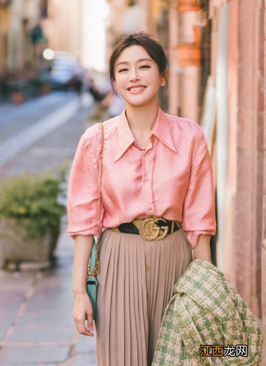 秦岚不是装嫩是真嫩,穿粉色衬衫配百褶裙,43岁看起来像23岁