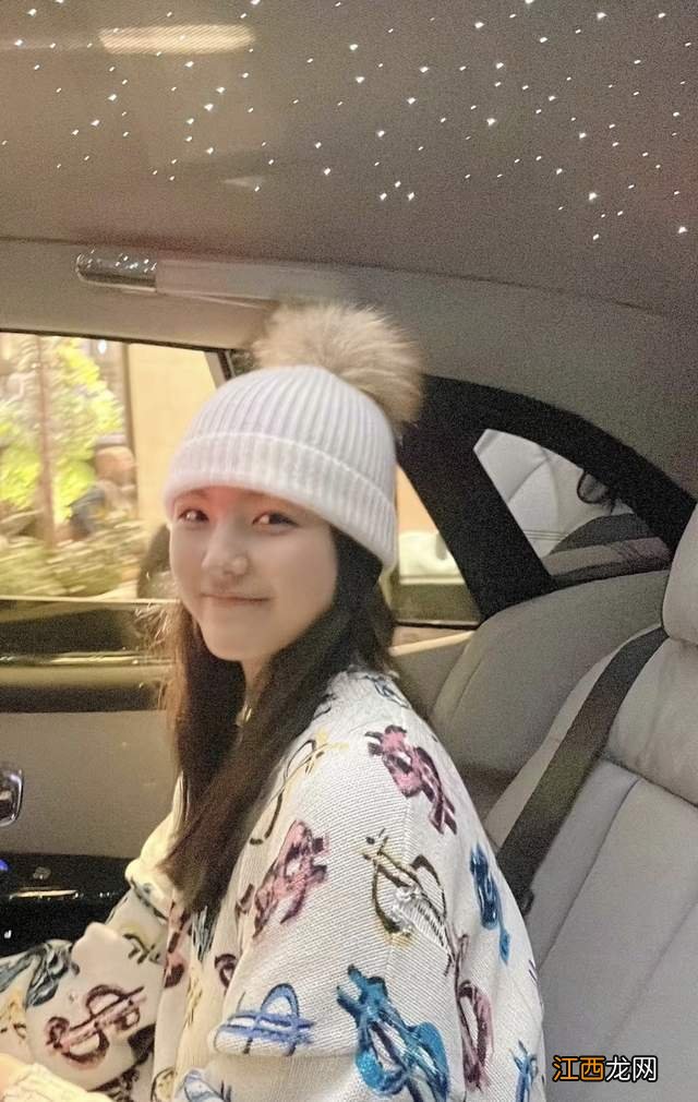 李湘定居英国秀百万豪车，花25万装星空车顶，胖出双下巴女儿更美