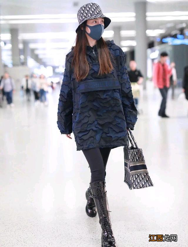 杨颖把小黑裤穿“神”了,搭配国潮卫衣好有范儿,不愧是模特出身