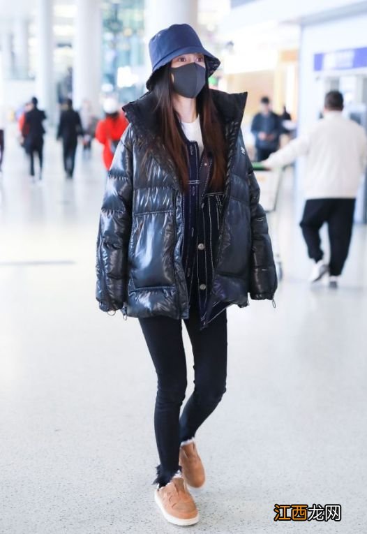 杨颖把小黑裤穿“神”了,搭配国潮卫衣好有范儿,不愧是模特出身