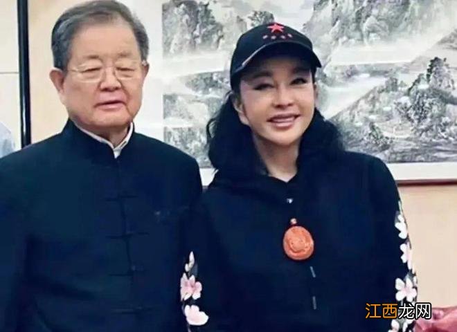 赵雅芝庆祝69岁大寿,穿超短裤黑丝袜,一双长腿又细又直