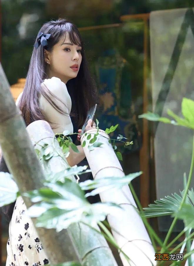 赵雅芝庆祝69岁大寿,穿超短裤黑丝袜,一双长腿又细又直