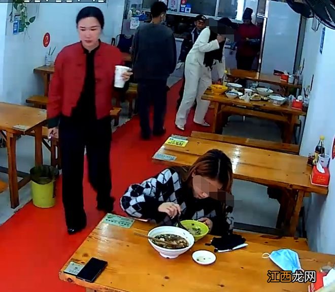 张纪中带娇妻小吃店吃饭！点一桌菜十分豪气，过于低调无路人认出