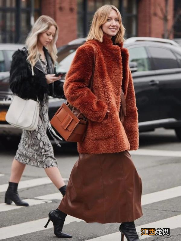 冬天穿裙子，配短靴才好看呀