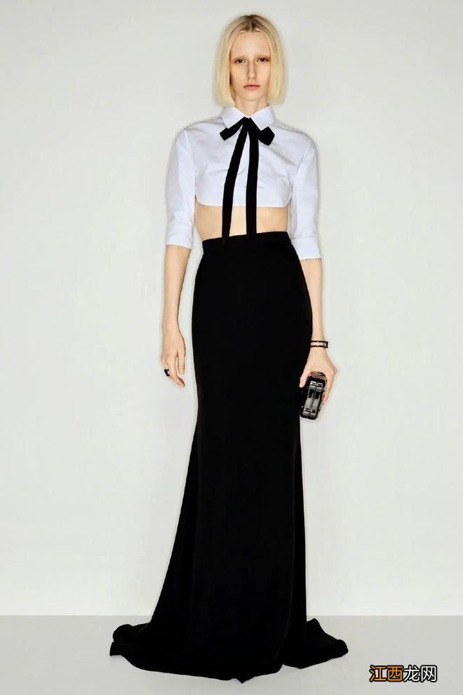 难怪被称为“红毯黑洞”，关晓彤的衣品审美真是让人挠头