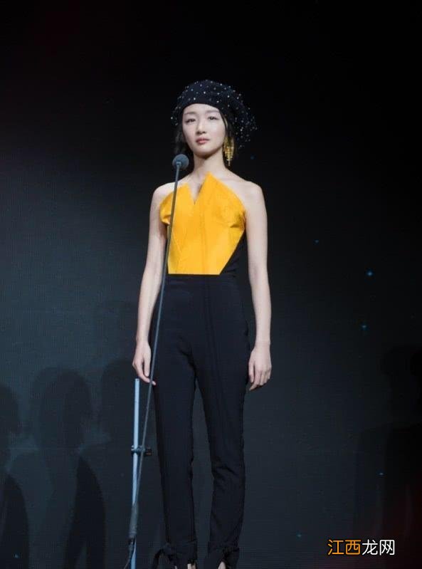 周冬雨美成焦点了！穿抹胸连体裤气场十足，瘦而不柴堪比超模