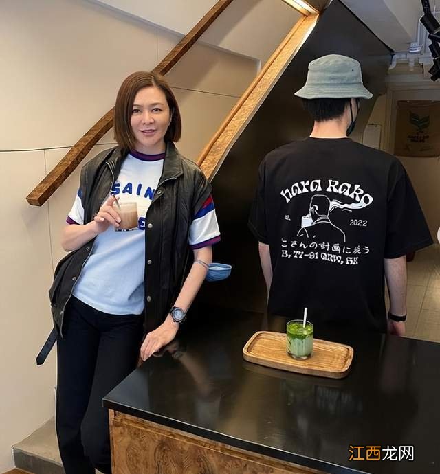 60岁关之琳现身顶级名媛生日宴，佩戴奢华珠宝，身穿迷你裙秀曲线