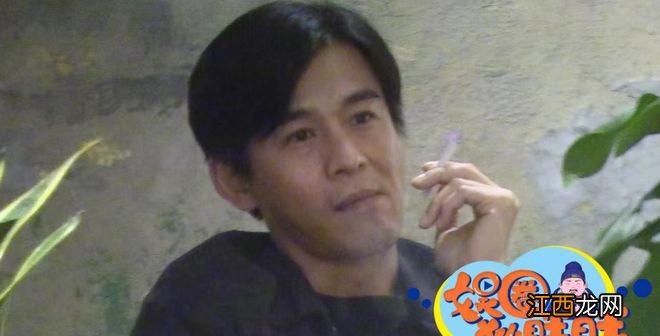 44岁乔振宇和好友聚餐!在室内吸烟吞云吐雾,坐姿霸气表情嚣张