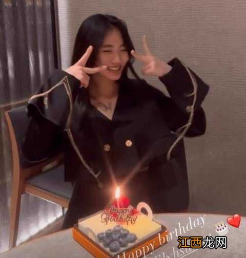 小s二女儿生日照曝光，波浪卷披肩长发显温柔，竟有些神似林志玲