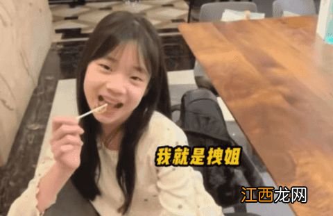 小s二女儿生日照曝光，波浪卷披肩长发显温柔，竟有些神似林志玲