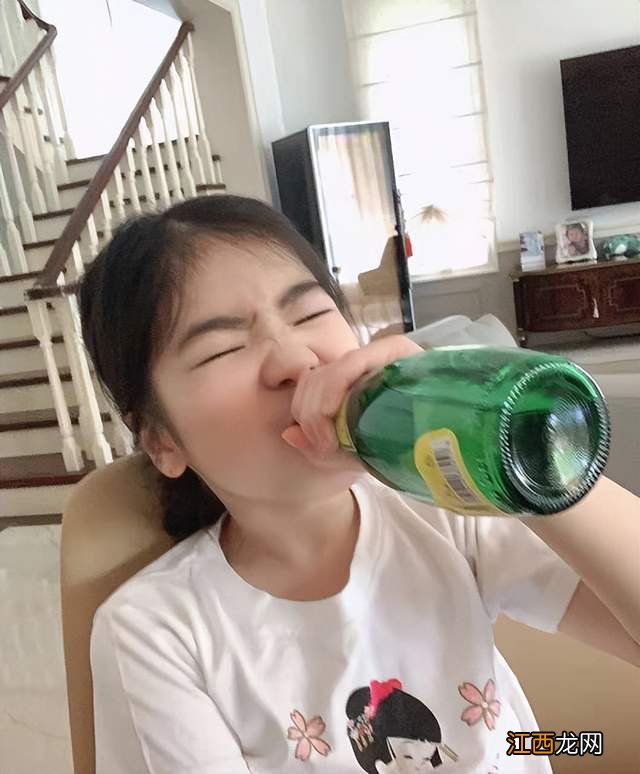 左小青带女儿聚餐！母女俩身材抢眼似姐妹，11岁徐子淇身高瞩目