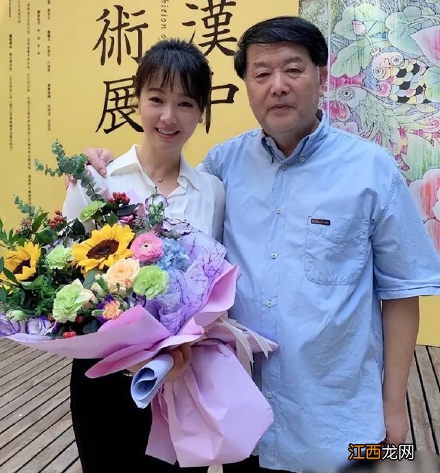 左小青带女儿聚餐！母女俩身材抢眼似姐妹，11岁徐子淇身高瞩目