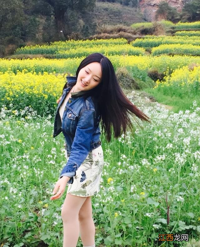 杨钰莹在豪宅种菜，50多岁如少女，养花逗狗，生活自在