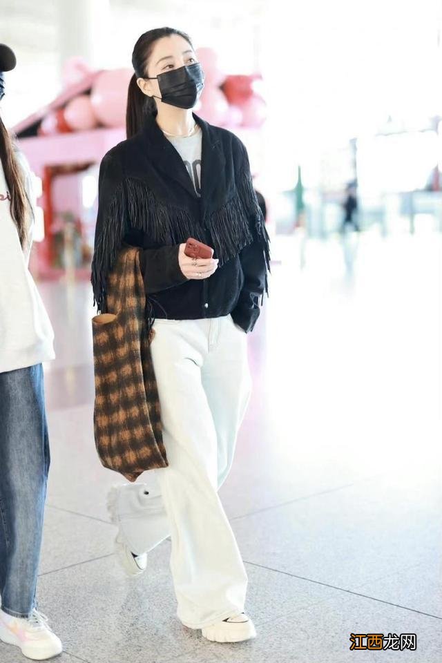 “殷桃真有42岁了吗”?穿牛仔外套配长筒靴,时髦减龄像个大学生