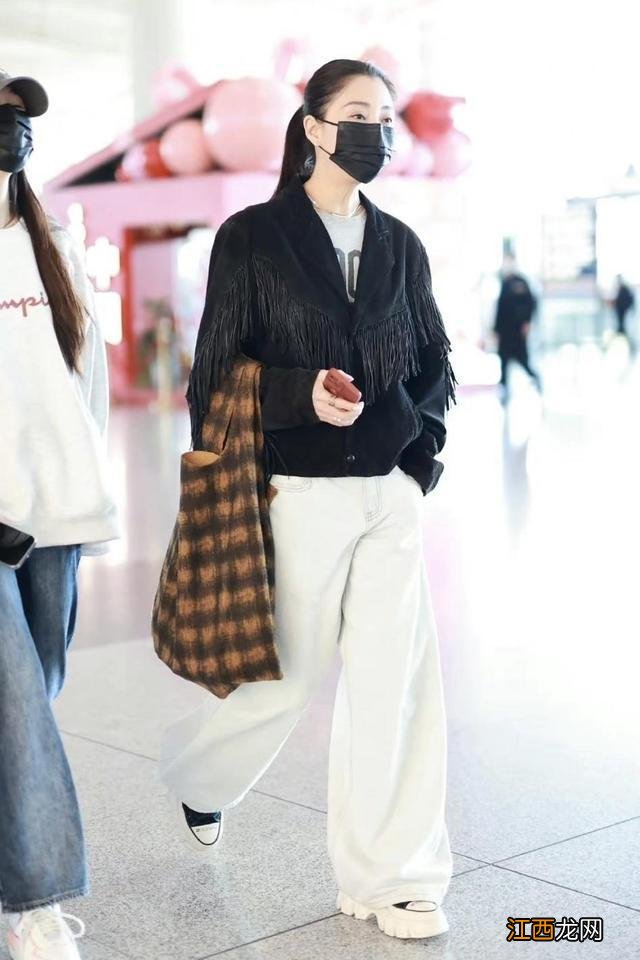 “殷桃真有42岁了吗”?穿牛仔外套配长筒靴,时髦减龄像个大学生