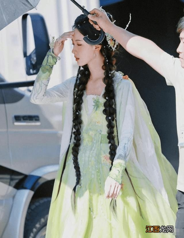 "狐妖小红娘"杀青特辑释出 杨幂龚俊郭晓婷捧花合影